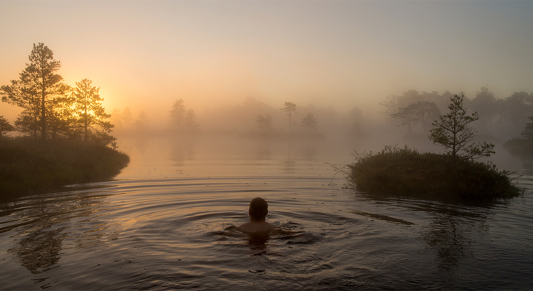 Estland Baden in Nebellandschaft Loodus Rabad Foto Visit Estonia